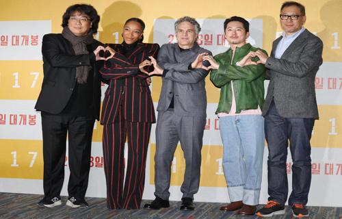 另一位年轻的哥哥则挥舞着手中的画笔画下了一幅美丽的风景上面有小宣云的身影他写道愿你的未来充满色彩就像