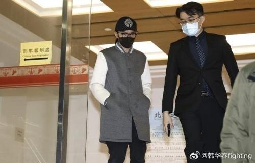 以下是根据年度最狠黑帮电影黑白潜行21月25日零点上线 硬核暴力美学燃爆春节生成的3个不同的标题