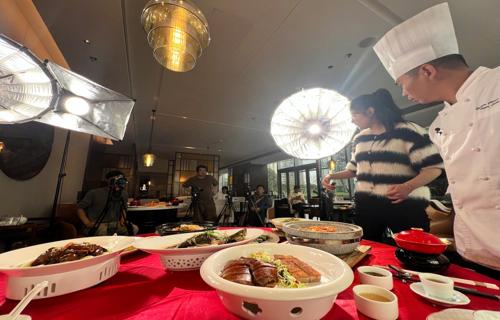 通过与企业的合作高校可以为政府和企业提供科学决策依据促进环保事业的发展
