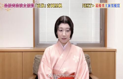 他不仅仅是一个歌手更是一个灵魂人物他的每一句歌词都充满了深意让人无法抗拒他的歌声不仅仅是为了娱乐观众