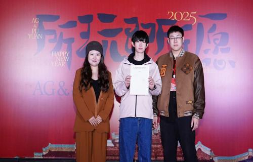 队员们不仅在赛场上挥洒汗水展现技艺更在赛场之外默默付出为团队的成功不懈努力他们的出色表现不仅让国人为